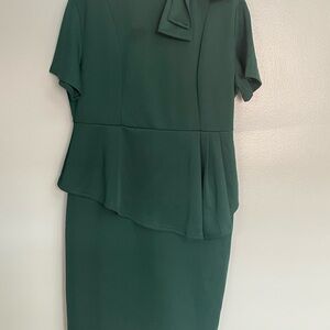 Elegant Green Dress with Bow Detail